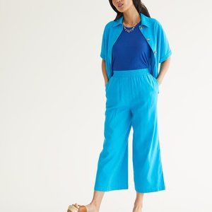 Wide-leg crop pants in three colours.